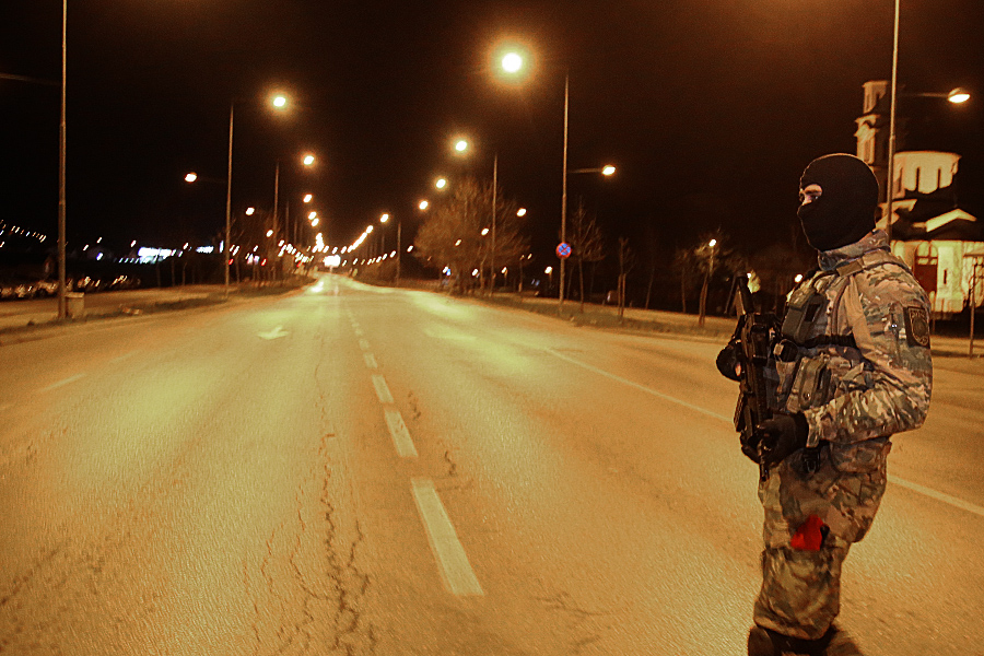 policijski-cas-korona-virus-specijalna-policija-prazne-ulice-09.jpg