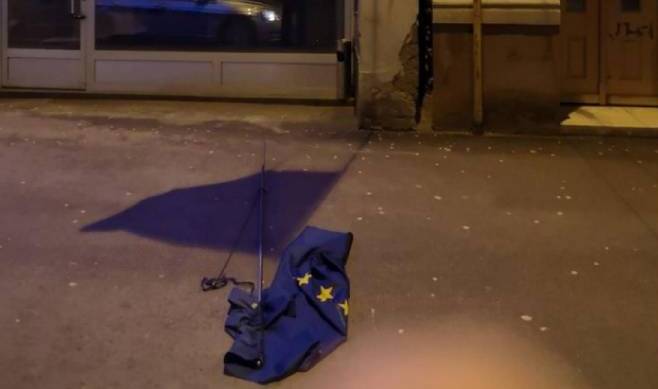 potrgana_i_bacena_zastava_eu.jpg