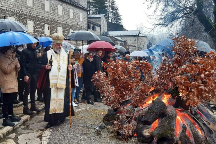 vladika_kirilo_nalaganje_badnjaka.jpg