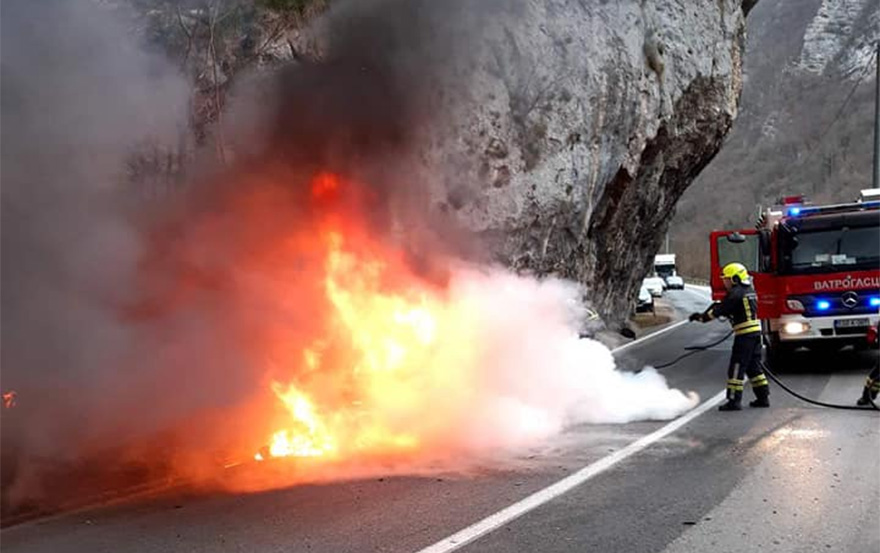 vatrogasci_banjaluka_izgorio_auto.jpg