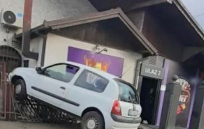 auto_saobracajka_dvoriste.jpg