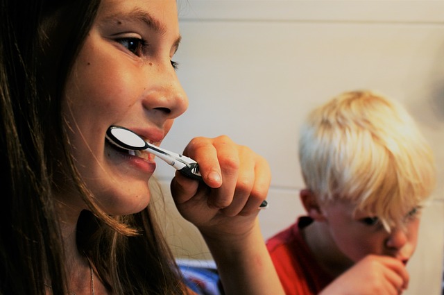 brushing-teeth-2103219_640.jpg