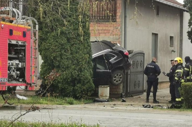 saobracajka_udes_sudar_automobil_zid.png