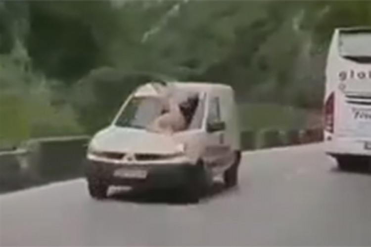 djevojka_na_haubi_banjaluka.jpg