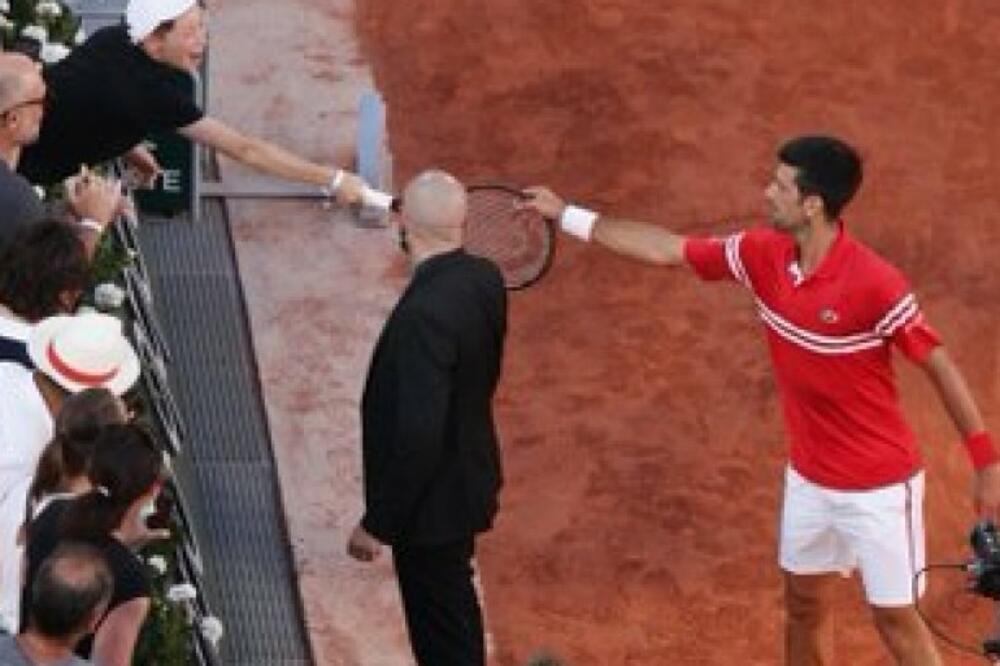 novak_reket.jpg