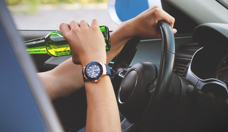alkohol-voznja-picxabay-ilustracija.jpg
