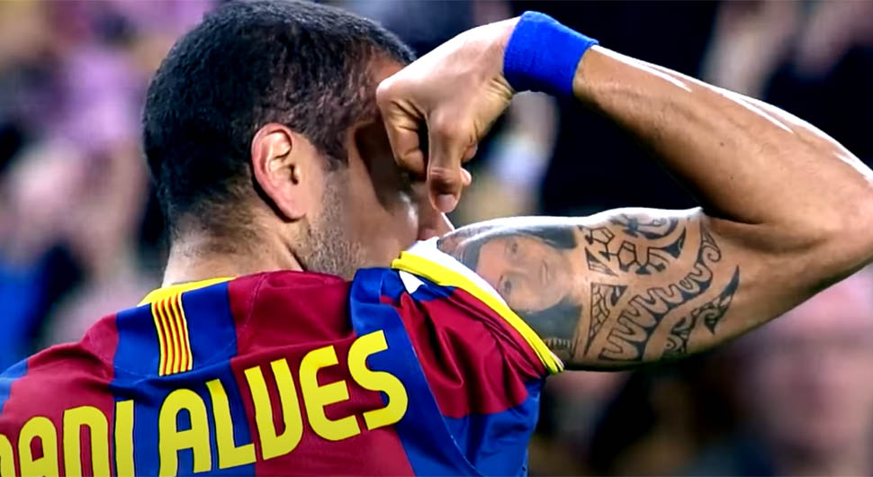 dani-alves-screenshot-youtube.jpg