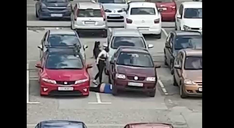Lopovi ukrali katalizator iz automobila usred dana (VIDEO)