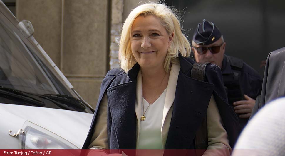 Le Pen: Makron se igra ratnog vođe