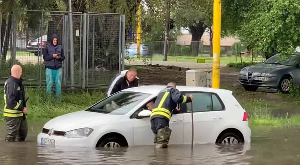 vatrogasci-spasavali-djecu-poplava-tuzla-screenshot-youtube.jpg