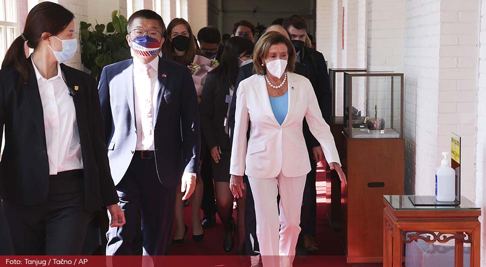 62ea4d9af19de-pelosi.jpg