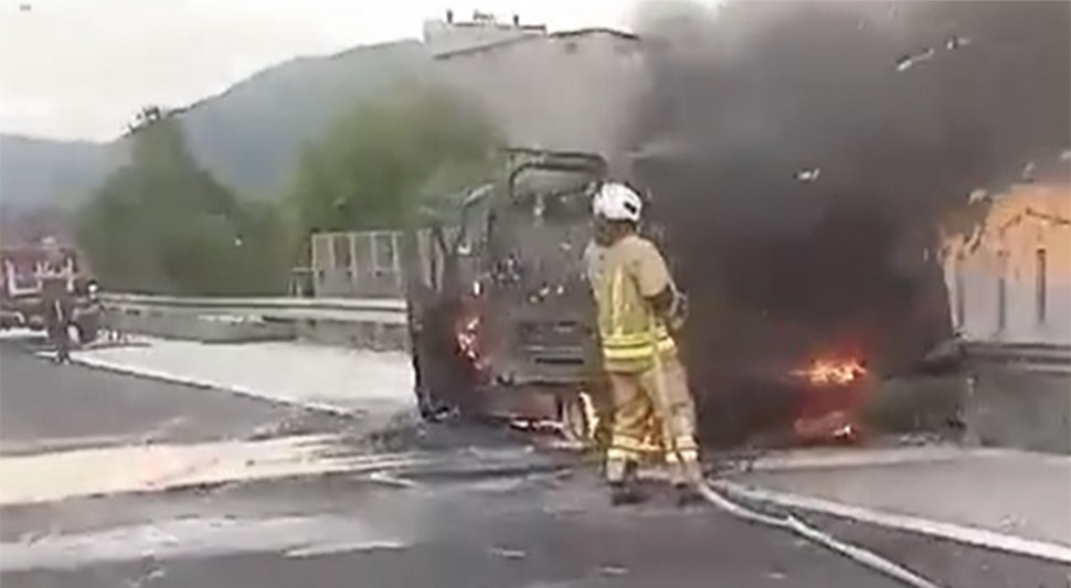 pozar-kombi-auto-put.jpg