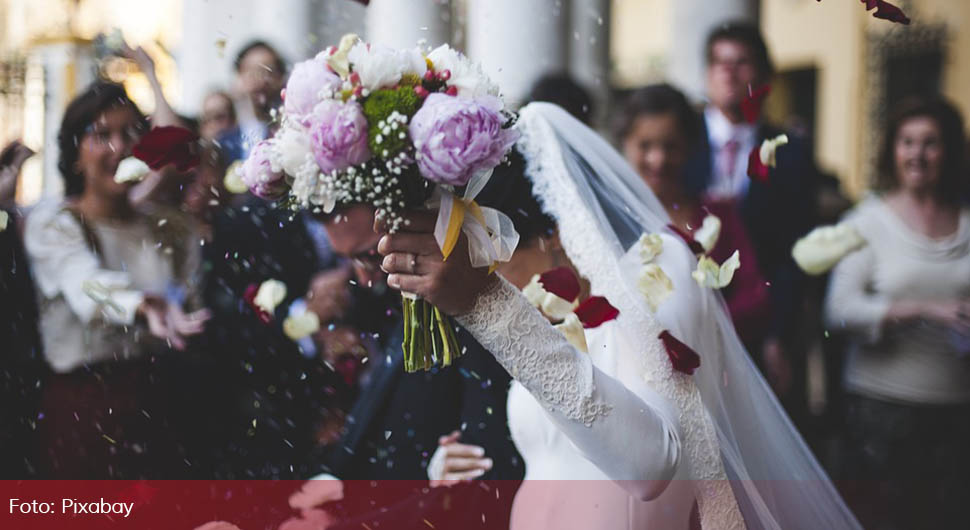 Ovi muškarci ne mogu da žive bez mamine suknje