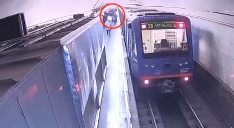 Mladić izveo salto unazad sa voza u metrou, razlog bizaran