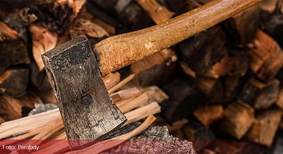 Užas u Doboju: Otac pokušao sjekirom ubiti sina pa sebe