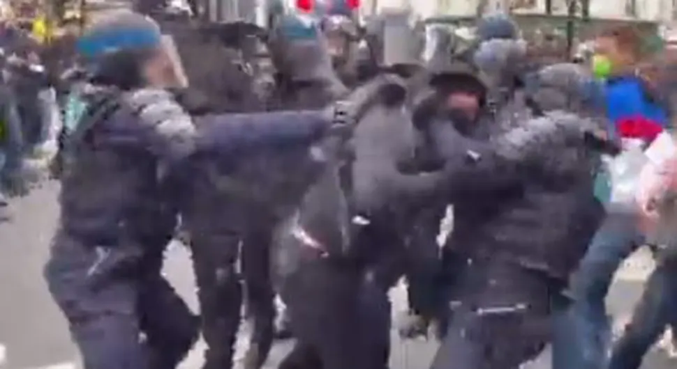 Francuska policija brutalna: Tukli i šutali demonstrante po podu, niko ne reguje