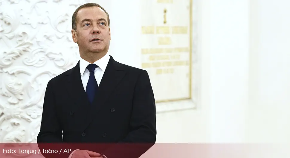 Medvedev bez dlake na jeziku: Makron je kukavica, jadna Francuska!
