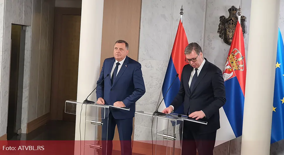 ''Два јарбола са заставама Српске и Србије висине 25 метара''