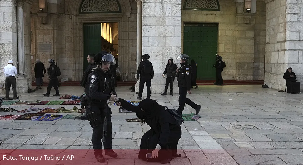 Vojska upala u džamiju u Јerusalimu, podignuti i avioni