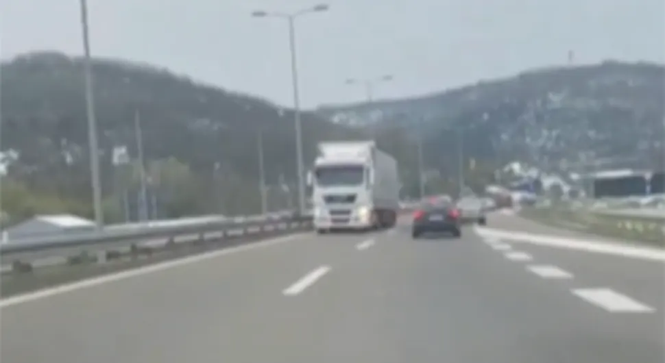 Kamionom u kontra smjeru auto-putem: Ljudi u šoku snimali - VIDEO