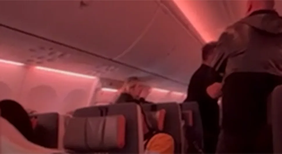 Pijani Knez i njegova djevojka pravili haos u avionu