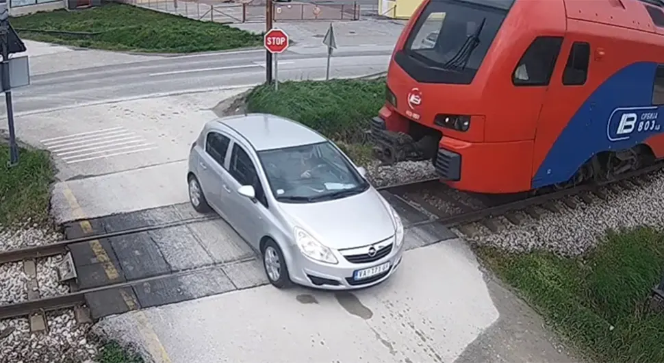 Pojavio se uznemirujući snimak: Voz naletio na auto, poginula žena