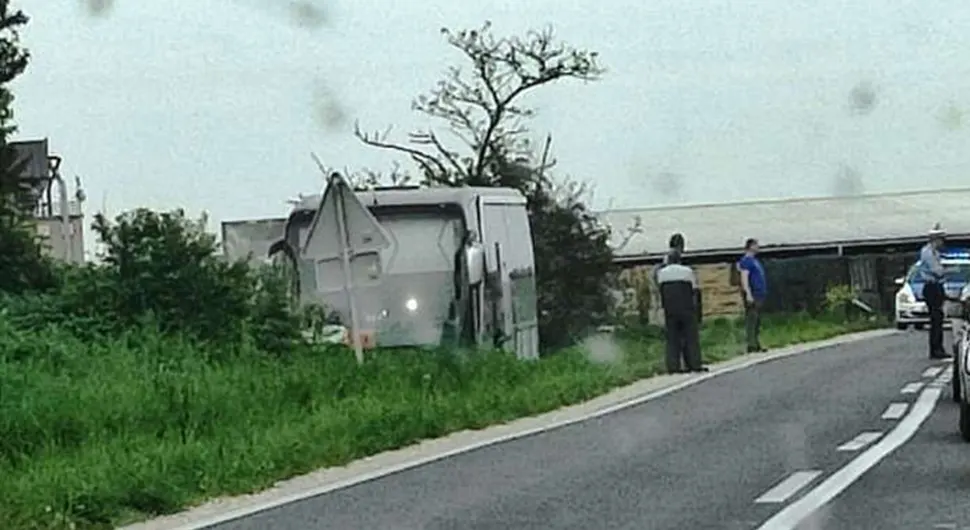 Drama kod Bijeljine - Autobus sa djecom sletio sa puta