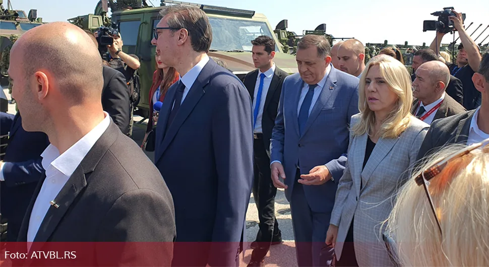 Zvaničnici Srpske sa Vučićem obišli vojnu opremu i naoružanje