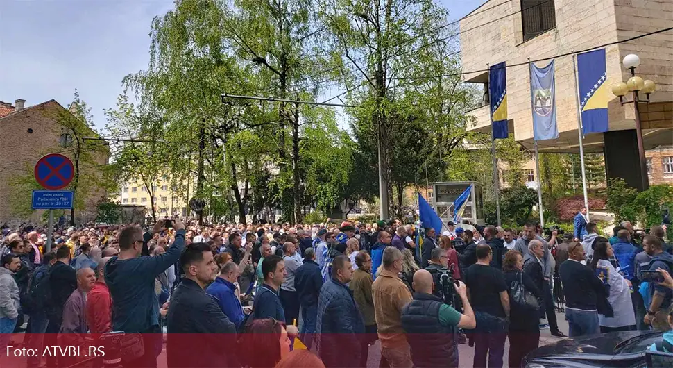 Protest ispred Parlamenta FBiH zbog Šmitove odluke