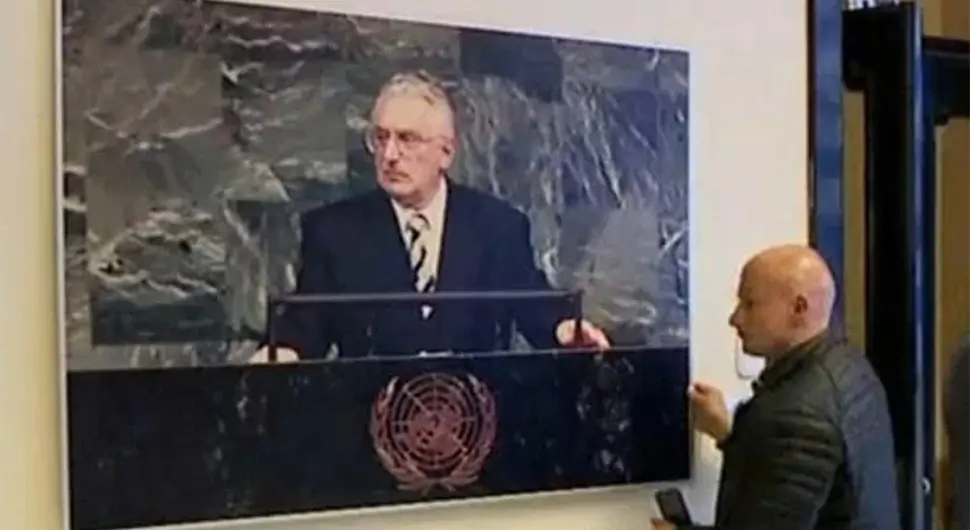 Ogromna fotografija Tuđmana pala sa zida tokom Plenkovićevog obraćanja