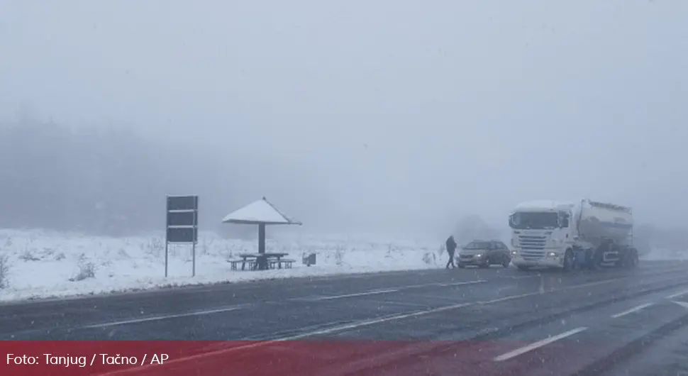 Zbog snježnih padavina pojedina mjesta bez struje, neprohodni putevi (FOTO/VIDEO)