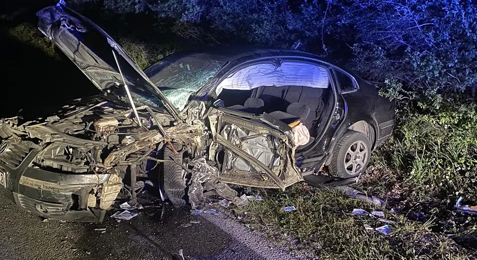 Težak sudar kamiona i auta, povrijeđena jedna osoba