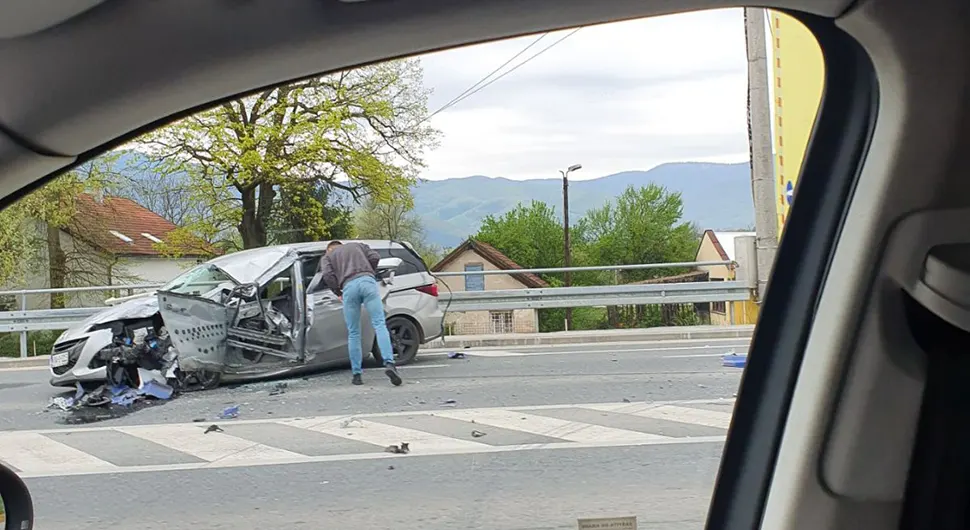 Više povrijeđenih u teškom udesu: Vatrogasci sjekli vozilo - FOTO