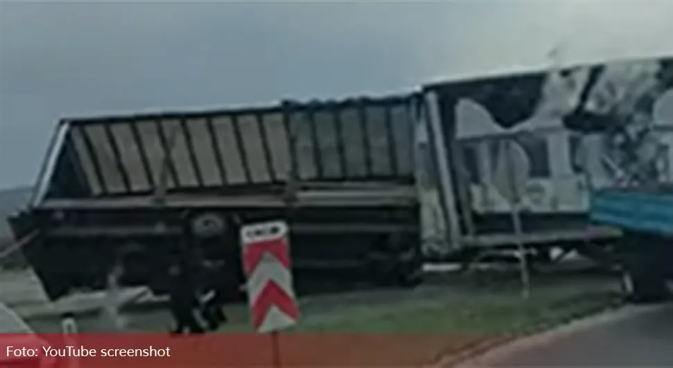 Vjetar napravio haos u BiH: Bura prevrnula prikolicu kamiona