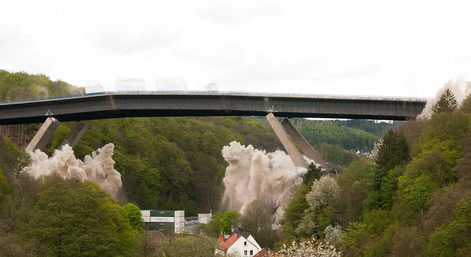 U Njemačkoj eksplozivom srušen velik vijadukt