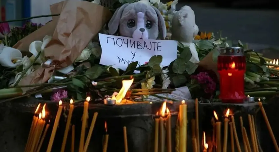 Cijela Srbija u žalosti nakon pucnjave na Vračaru, građani odaju poštu stradalima