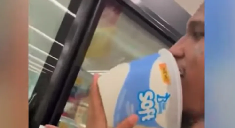 Sramno! Ušli u prodavnicu, polizali sladoled iz kutije i vratili ga nazad (VIDEO)