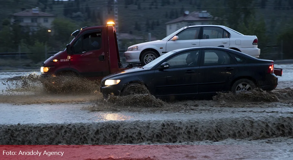 Nevrijeme napravilo haos: Poplavljene kuće, saobraćajnice pod vodom (FOTO)