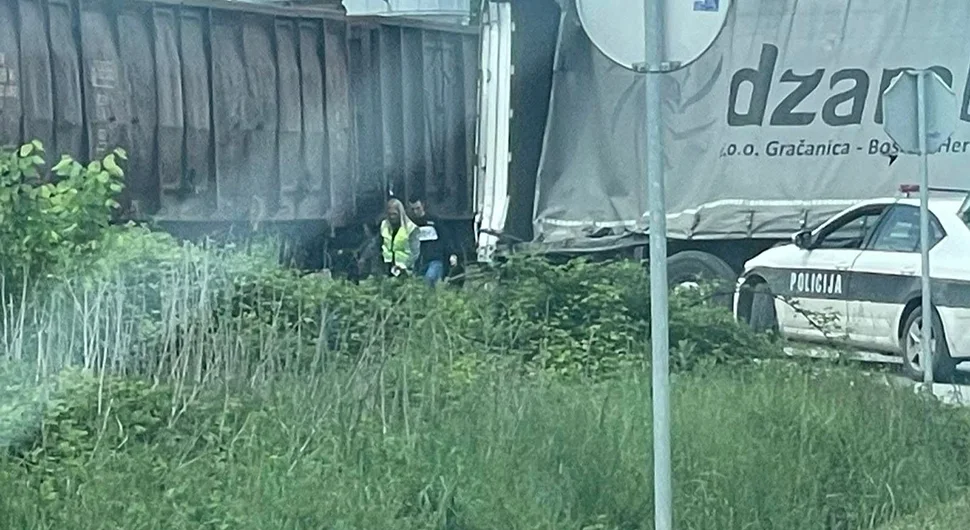Voz se zabio u kamion na pružnom prelazu