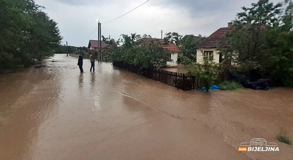 Poplave u Ugljeviku: Zaplavljene kuće, vatrogasci na terenu