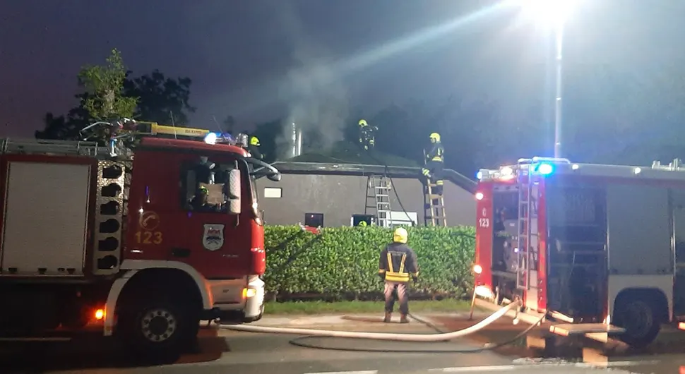 Gorio krov na banjalučkom kafiću, požar gasilo devet vatrogasaca