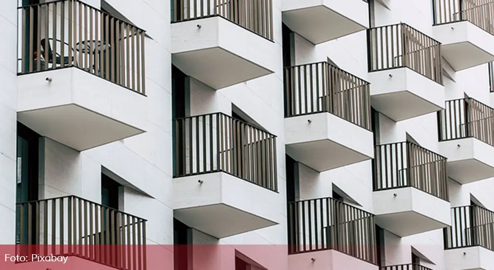 Muškarac na balkon izašao bez gaća, komšije zvale policiju