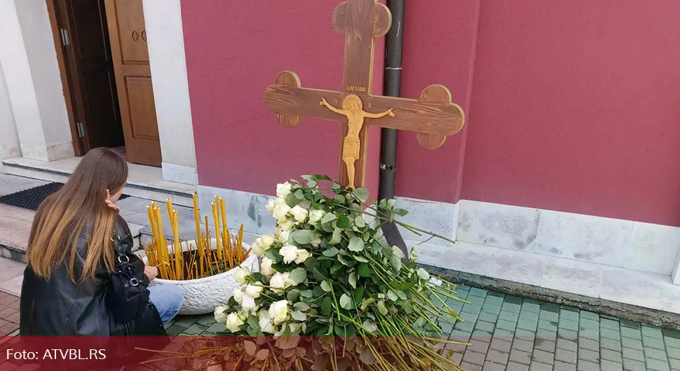 Učenici položili cvijeće i svijeće u čast tragično nastradaloj djeci