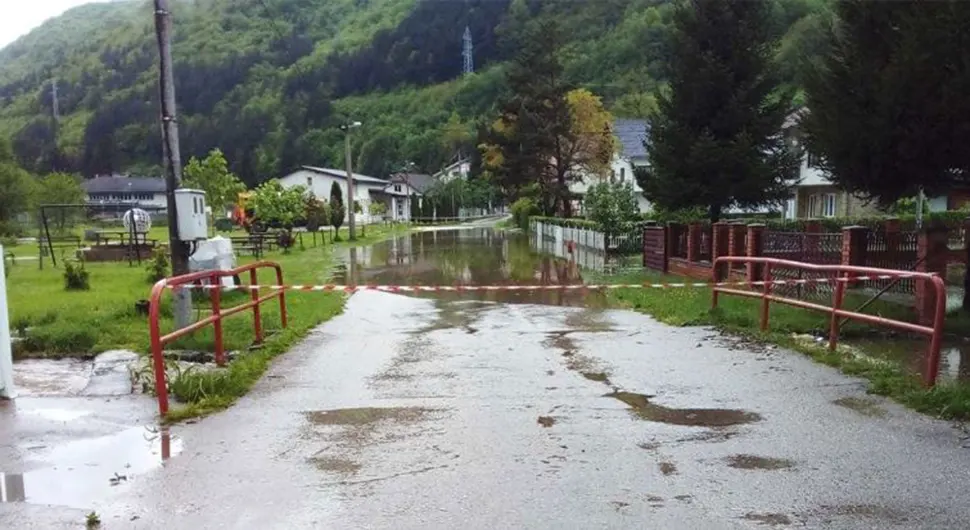 Izlila se Pliva i njene pritoke, obustavljen saobraćaj u dijelu Jezera