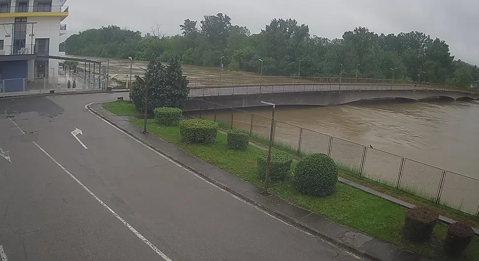 Kod Kozarske Dubice i Bihaća obustave saobraćaja zbog vode na kolovozu