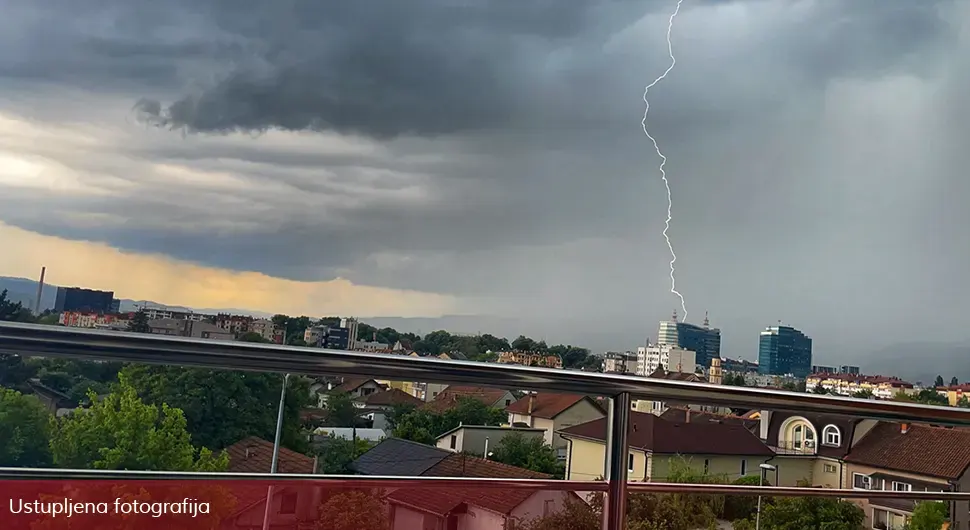 Zanimljiva fotografija munje na nebu u Banjaluci