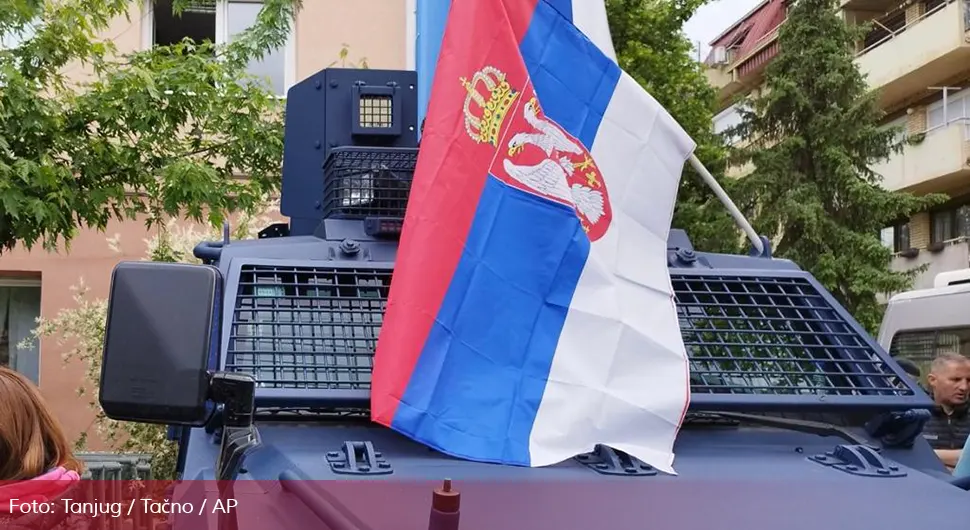 Okačena zastava Srbije na oklopno vozilo tzv. kosovske policije