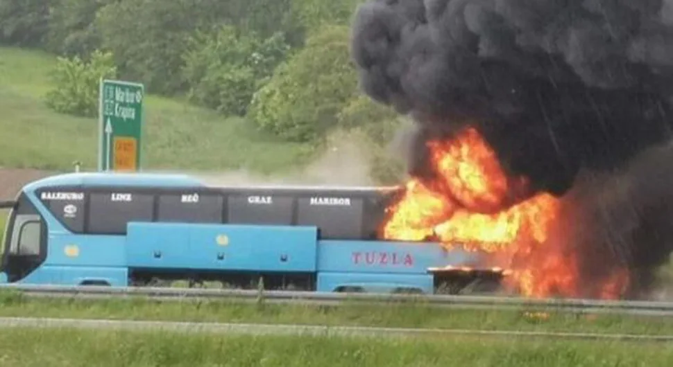 Zapalio se autobus iz Tuzle, putnici spaseni