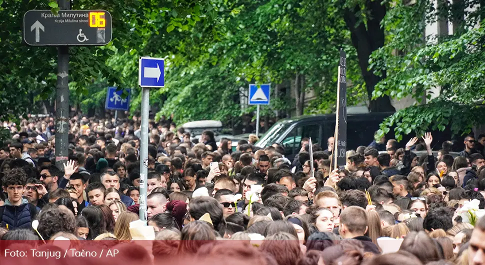 Hiljade đaka odaje počast ubijenima u školi na Vračaru