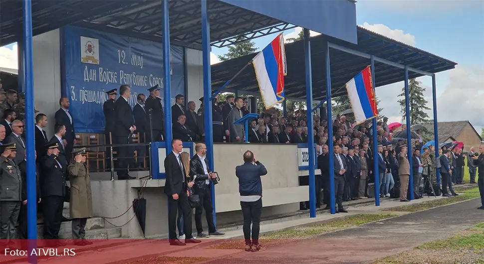 Dodik sjedi tokom intonacije himne BiH